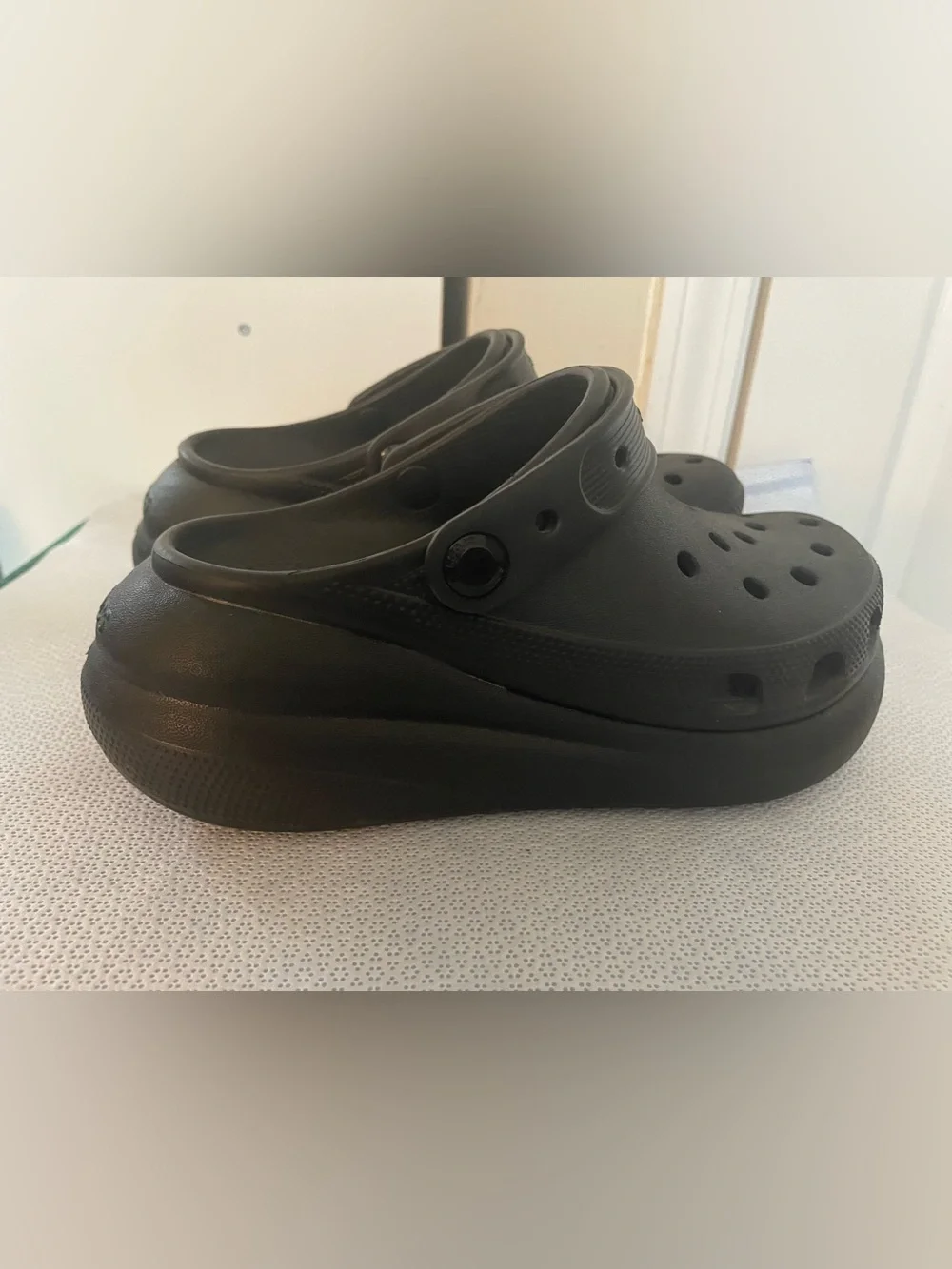 CROCS Women’s Black Platform Clogs Women 6 (Fits like 5/5.5)